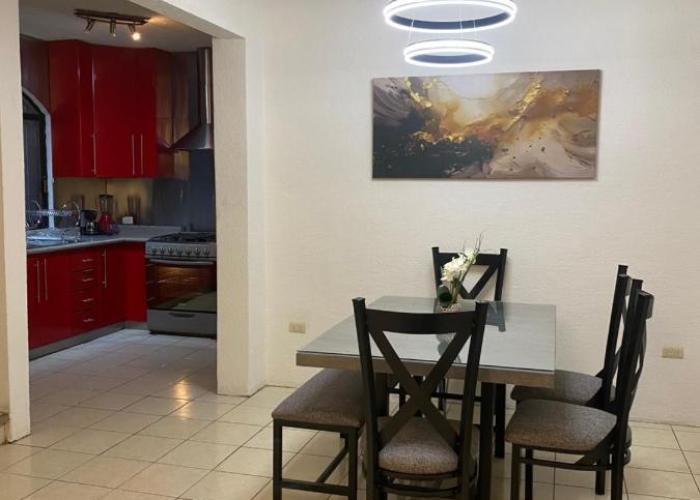 HERMOSA CASA PRIVADA EN FRACC VALLE VERDE, AL SUR DE LA CIUDAD.