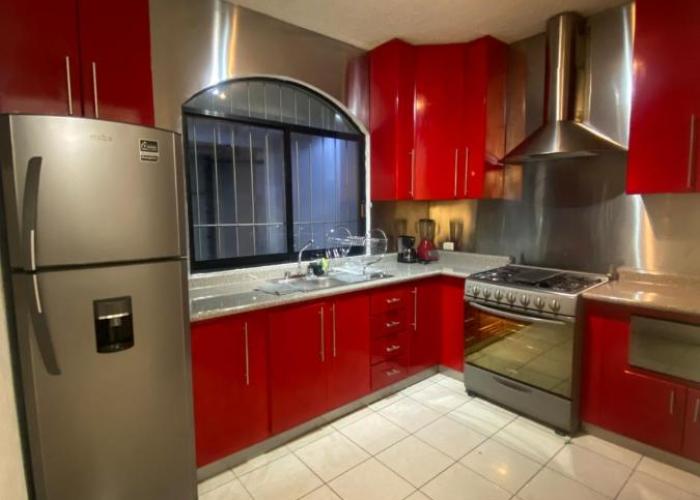 HERMOSA CASA PRIVADA EN FRACC VALLE VERDE, AL SUR DE LA CIUDAD.