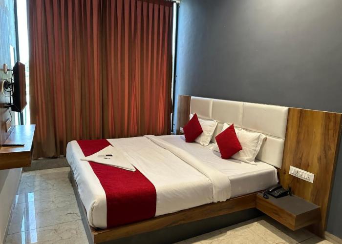 Hotel Dumas Near Airport