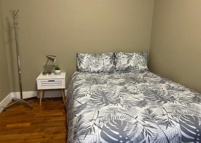 Guest room with private bath in Langford