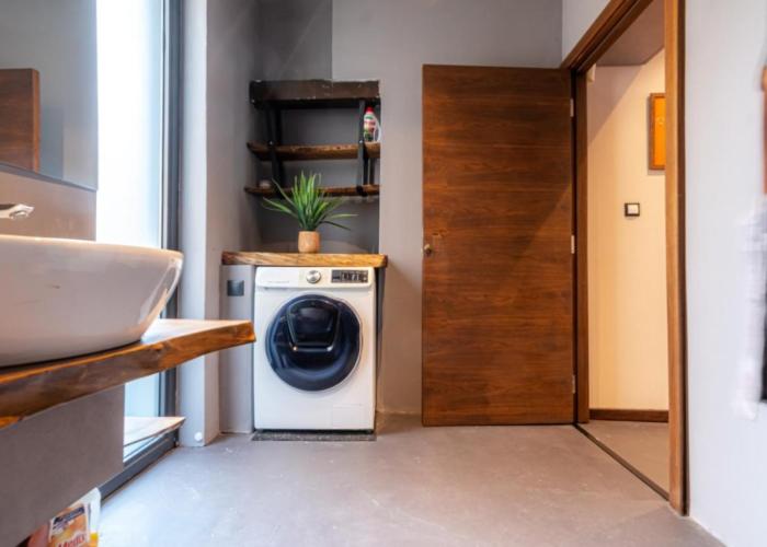 2 Designer Central Apartments FREE Parking Spaces