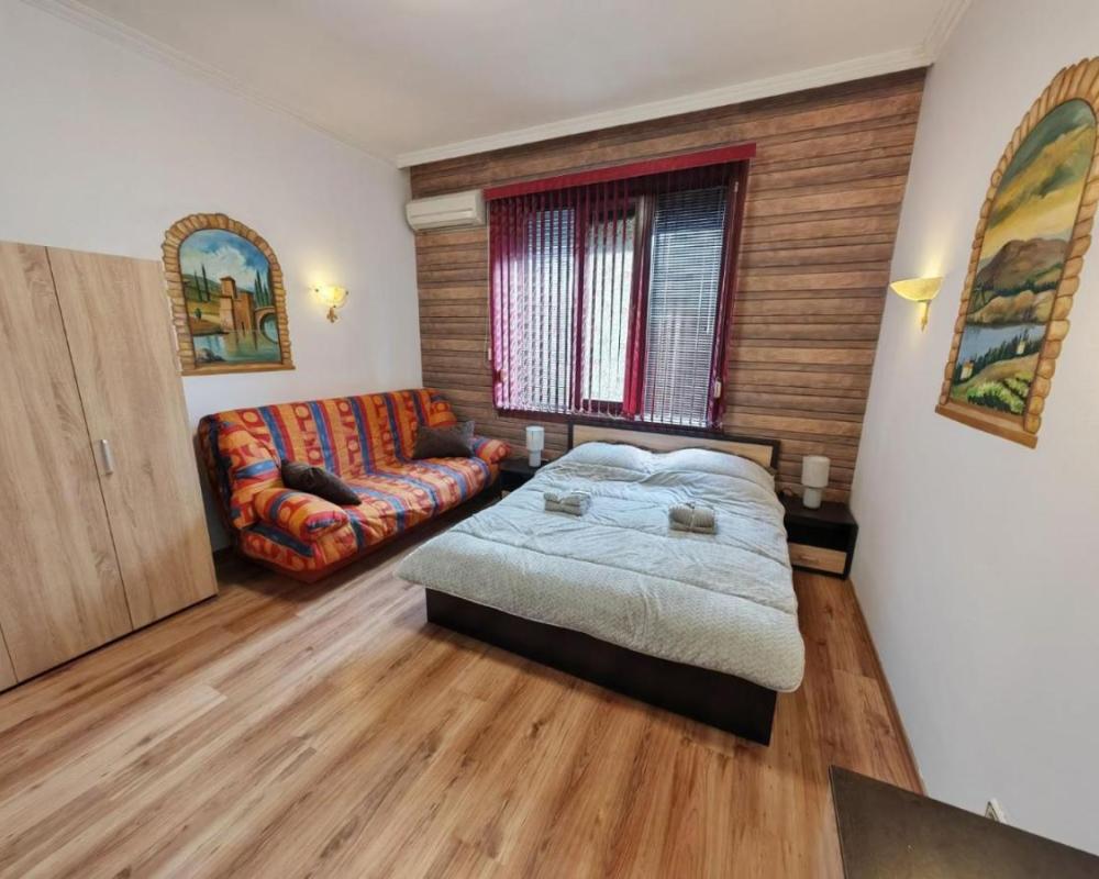 фото Central 1-BR Apartment