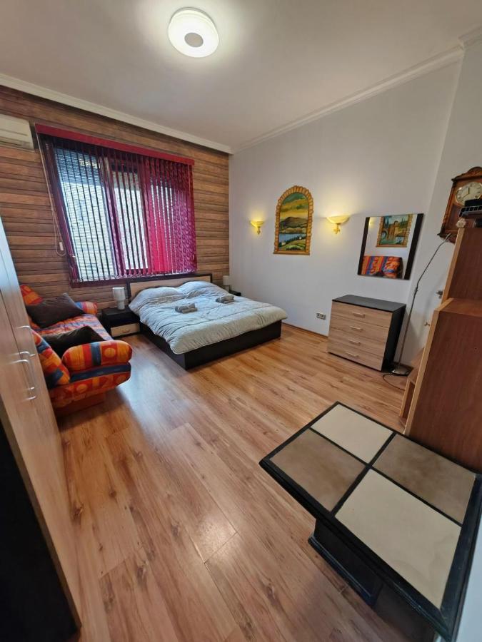 фото Central 1-BR Apartment