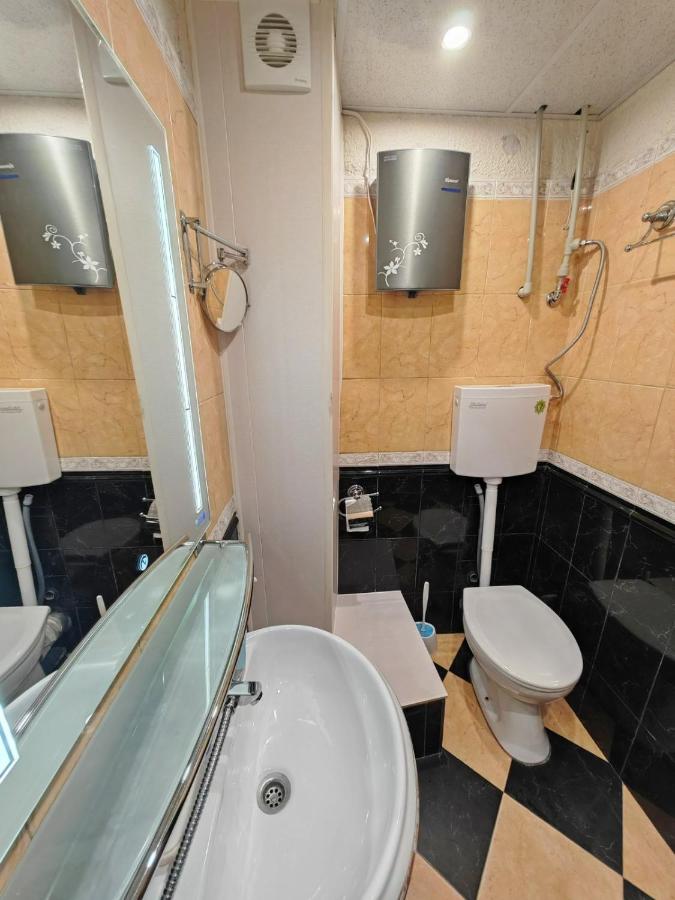 фото Central 1-BR Apartment