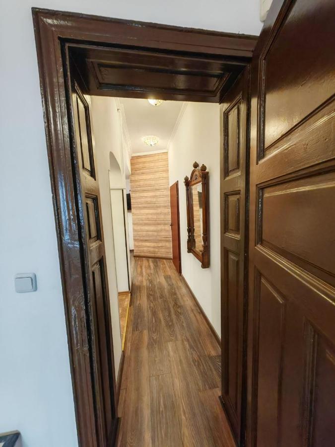 фото Central 1-BR Apartment