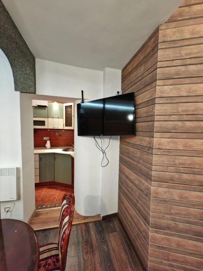 фото Central 1-BR Apartment