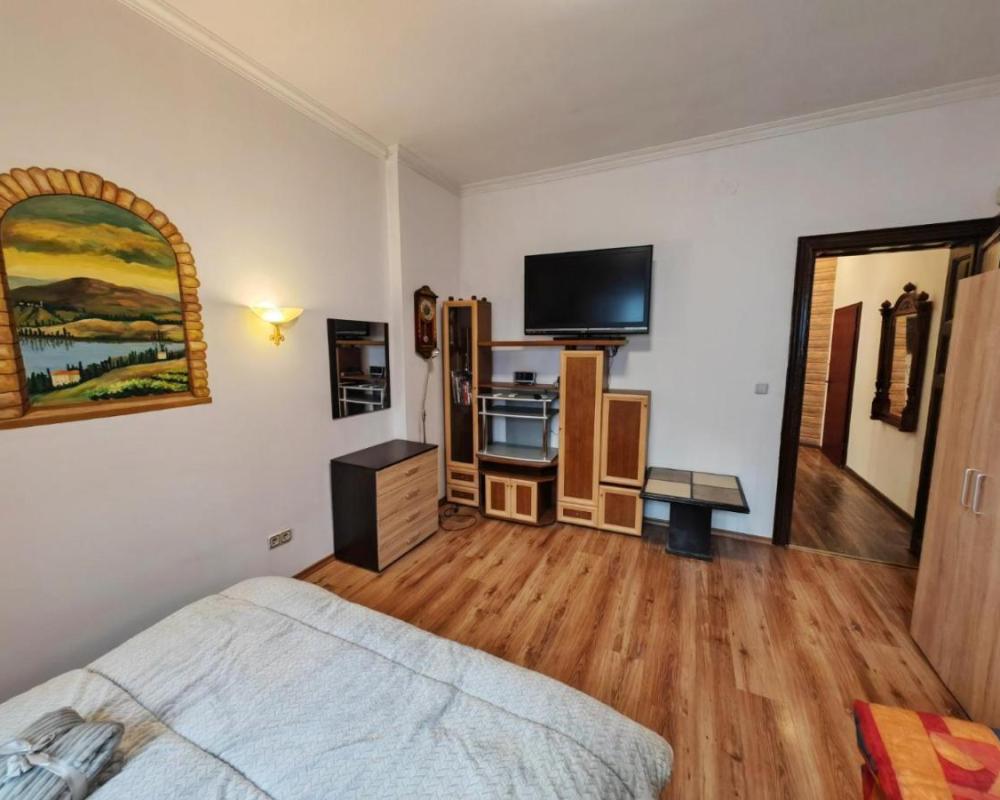 фото Central 1-BR Apartment