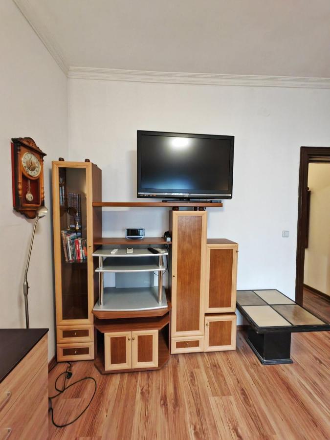 фото Central 1-BR Apartment