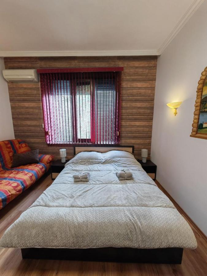 фото Central 1-BR Apartment