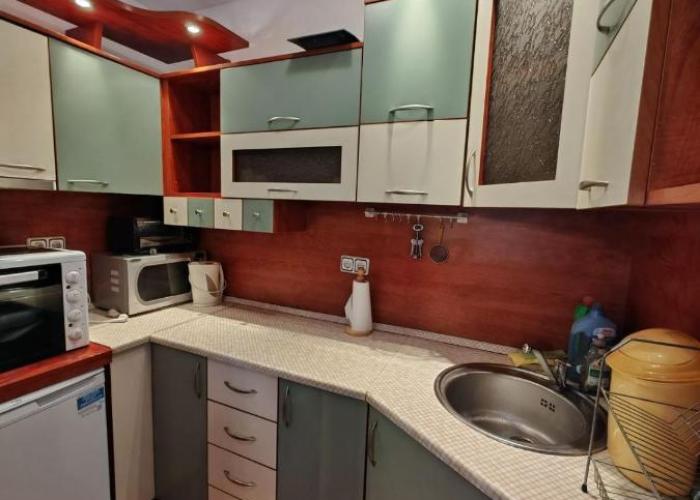 Central 1-BR Apartment