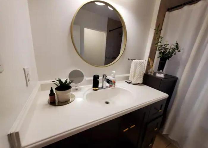 Modern East York Retreat 20 mins to DT Toronto