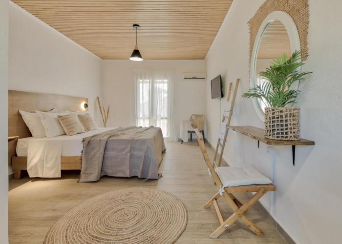 Santa Maroma Rooms & Houses
