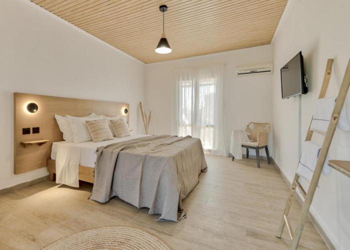 Santa Maroma Rooms & Houses