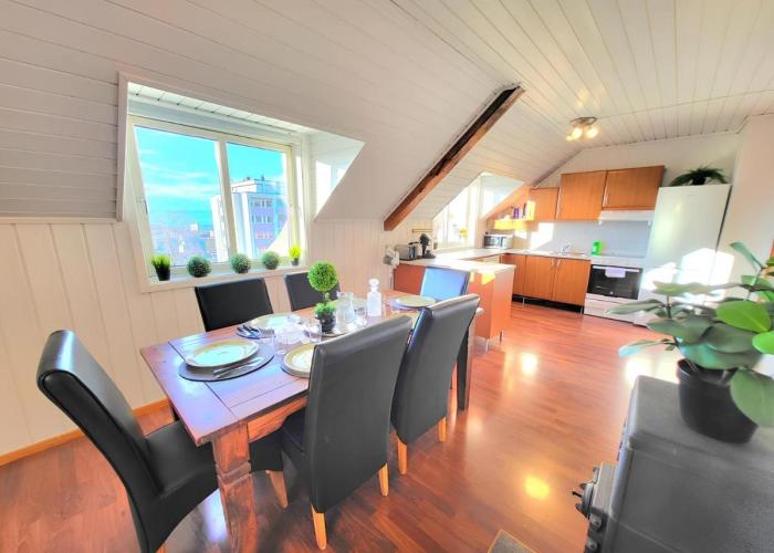 Sunset Penthouse, Fjord View & Parking