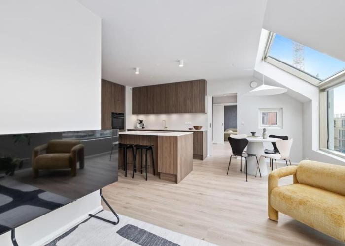 Skylight Lux 3BR/2BA City Center with Free Parking