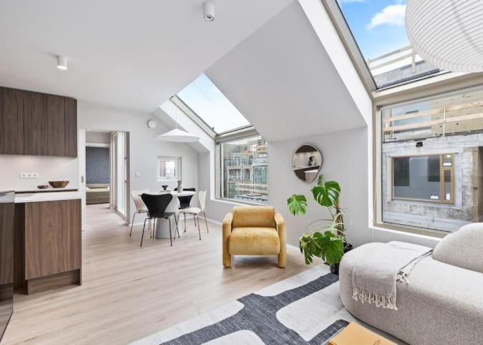 Skylight Lux 3BR/2BA City Center with Free Parking
