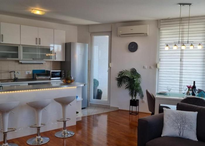 Apartment Domino