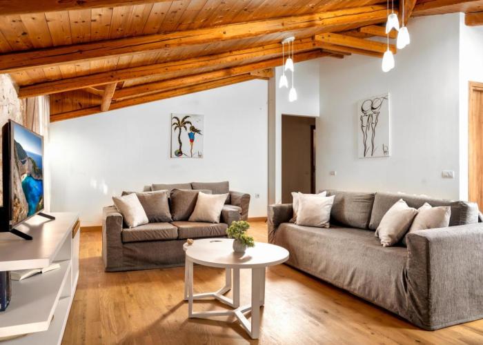 Mirabilia Loft - Amazing Views and Steps from Banana Beach