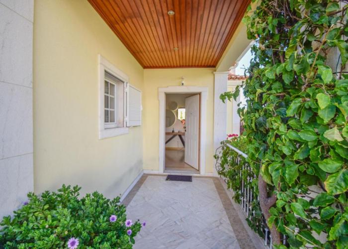 Luxurious 4-bedroom golf villa with private pool