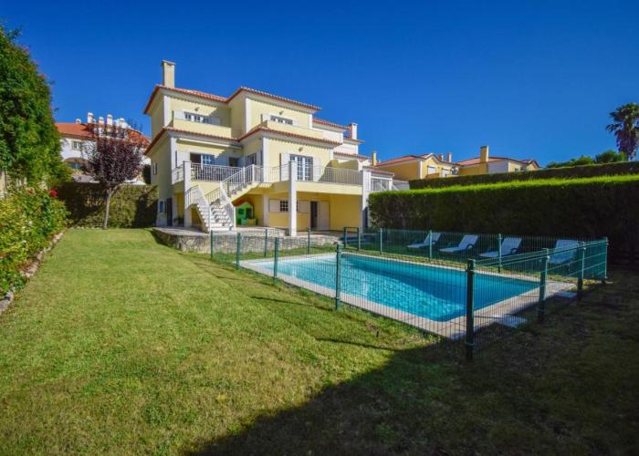 Luxurious 4-bedroom golf villa with private pool