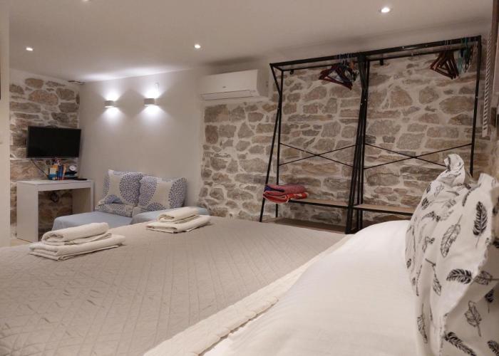 2024 Newly Renovated Apt-5 min Walk to Split Old Town