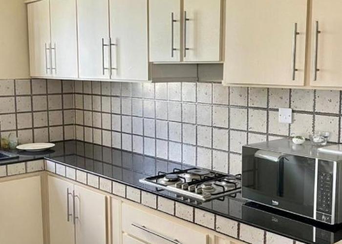 Cozy Apartment with Pool & 10 mins walk to Beach