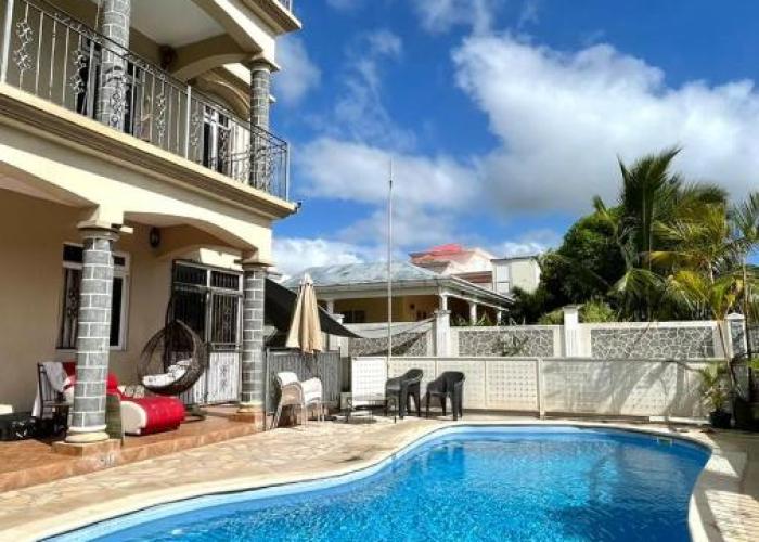 Cozy Apartment with Pool & 10 mins walk to Beach