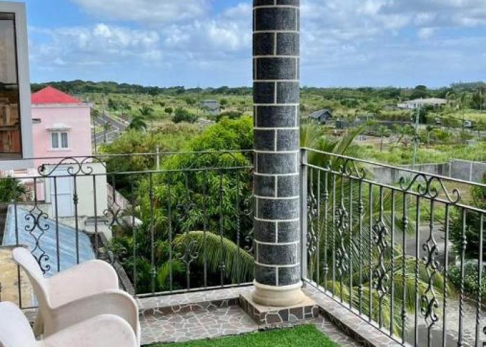 Cozy Apartment with Pool & 10 mins walk to Beach