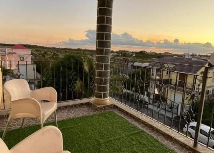 Cozy Apartment with Pool & 10 mins walk to Beach