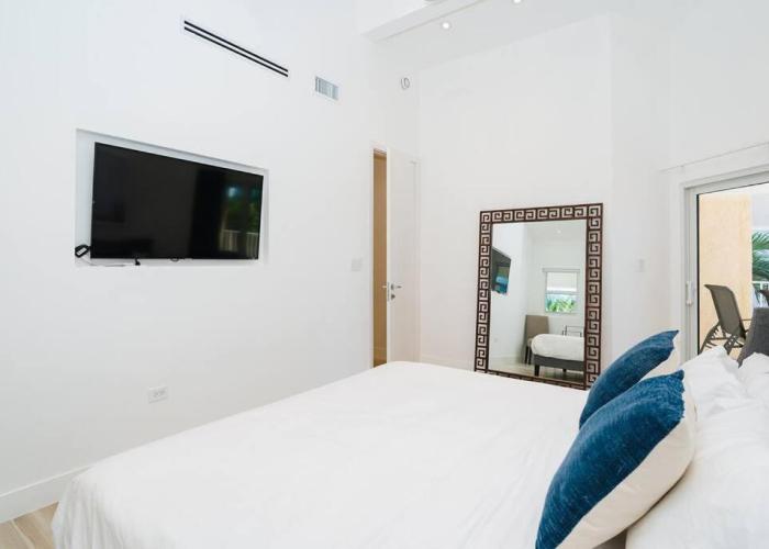 Seven Mile Beach Luxury 3BR Condo- Best Rates!