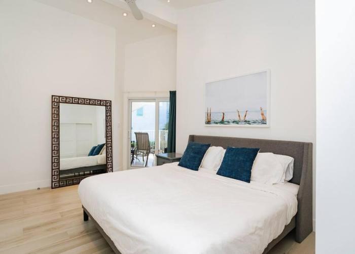 Seven Mile Beach Luxury 3BR Condo- Best Rates!