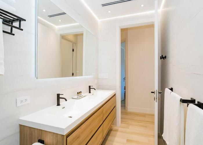 Seven Mile Beach Luxury 3BR Condo- Best Rates!