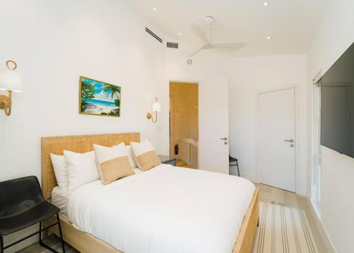 Seven Mile Beach Luxury 3BR Condo- Best Rates!