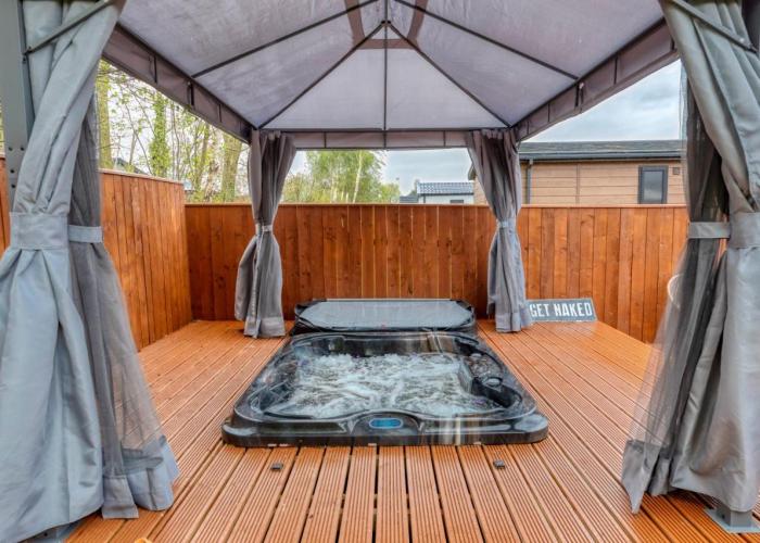 Family Luxury York Cabin Retreat with hot tub