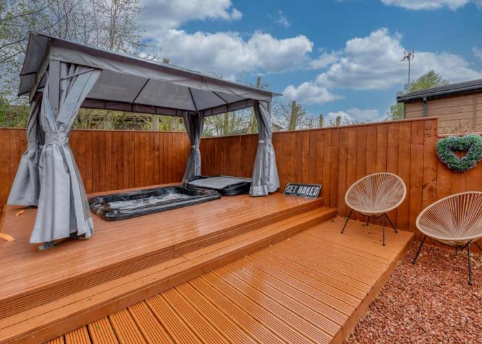 Family Luxury York Cabin Retreat with hot tub