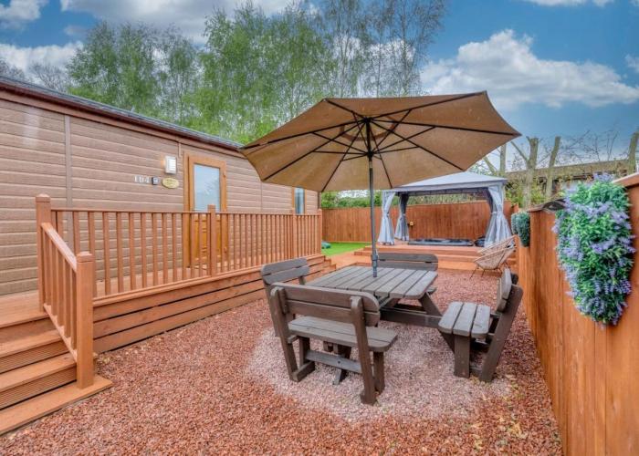 Family Luxury York Cabin Retreat with hot tub