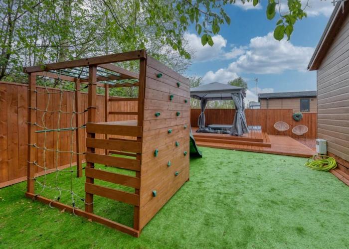 Family Luxury York Cabin Retreat with hot tub