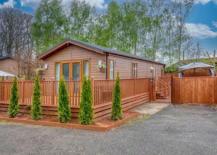 Family Luxury York Cabin Retreat with hot tub