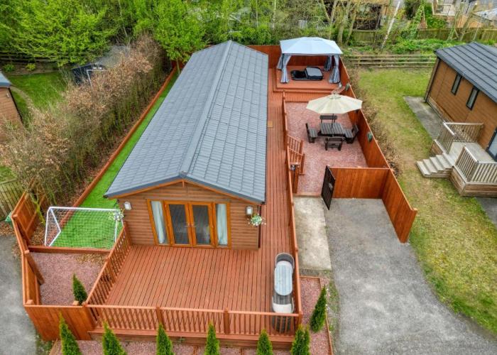 Family Luxury York Cabin Retreat with hot tub