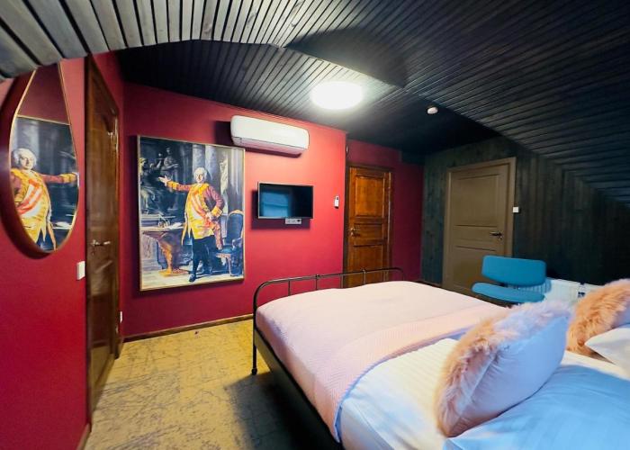Broken bed hootel