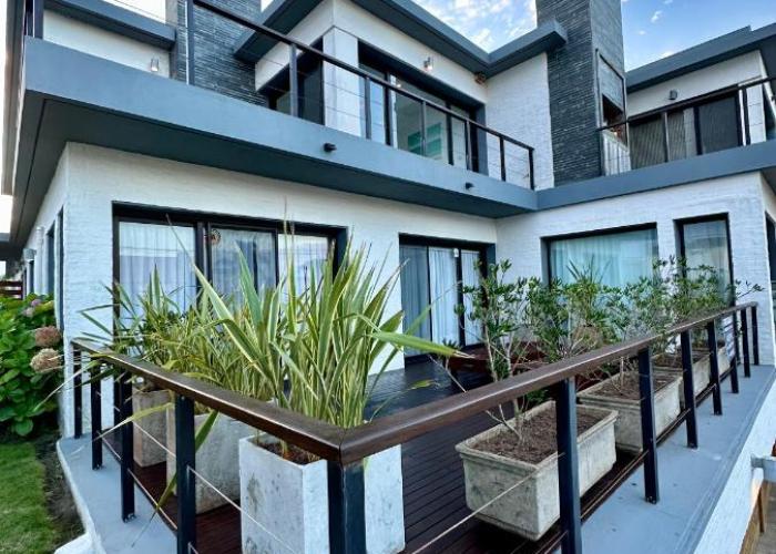 Amplio duplex al mar en manantiales