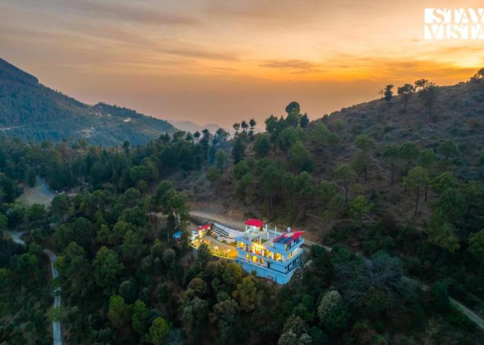 StayVista at The Hush Escape-Valley View 5BHK Luxury villa in Arki