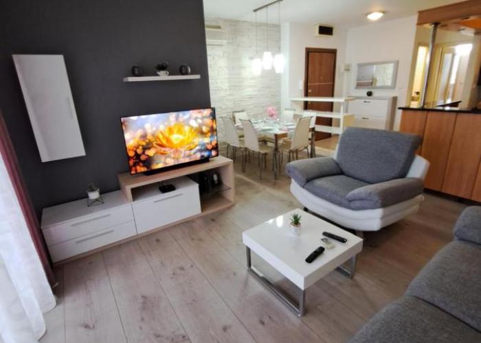 Apartment Holiday in Split, near the old town, three rooms, balcony, garage