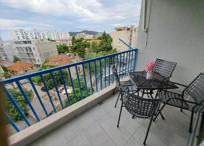 Apartment Holiday in Split, near the old town, three rooms, balcony, garage