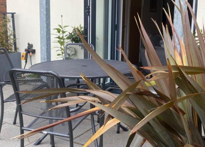 Retro Retreat, Sea View, Free Parking & EV Plug-in