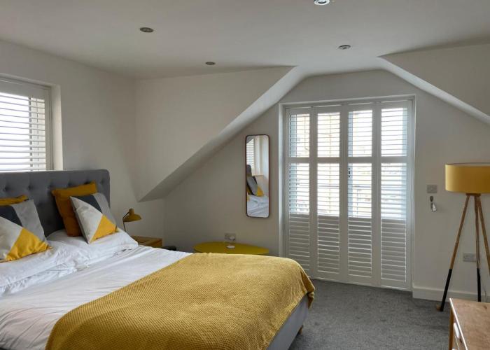 Retro Retreat, Sea View, Free Parking & EV Plug-in