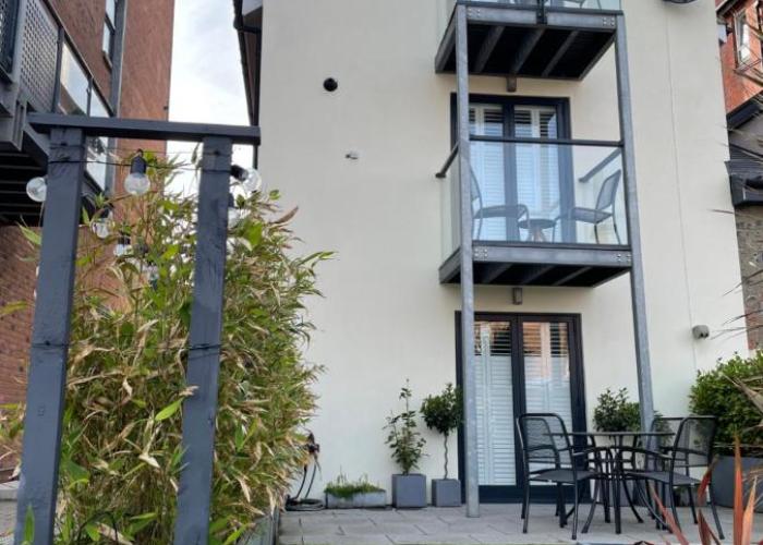 Retro Retreat, Sea View, Free Parking & EV Plug-in