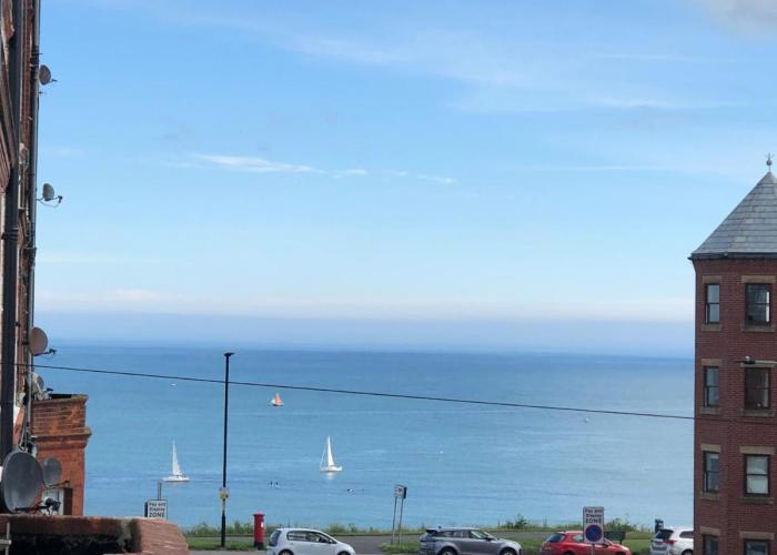 Retro Retreat, Sea View, Free Parking & EV Plug-in
