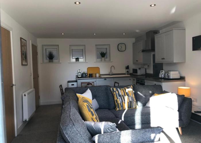 Retro Retreat, Sea View, Free Parking & EV Plug-in