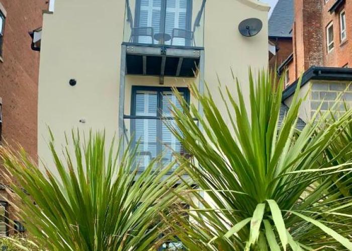 Retro Retreat, Sea View, Free Parking & EV Plug-in